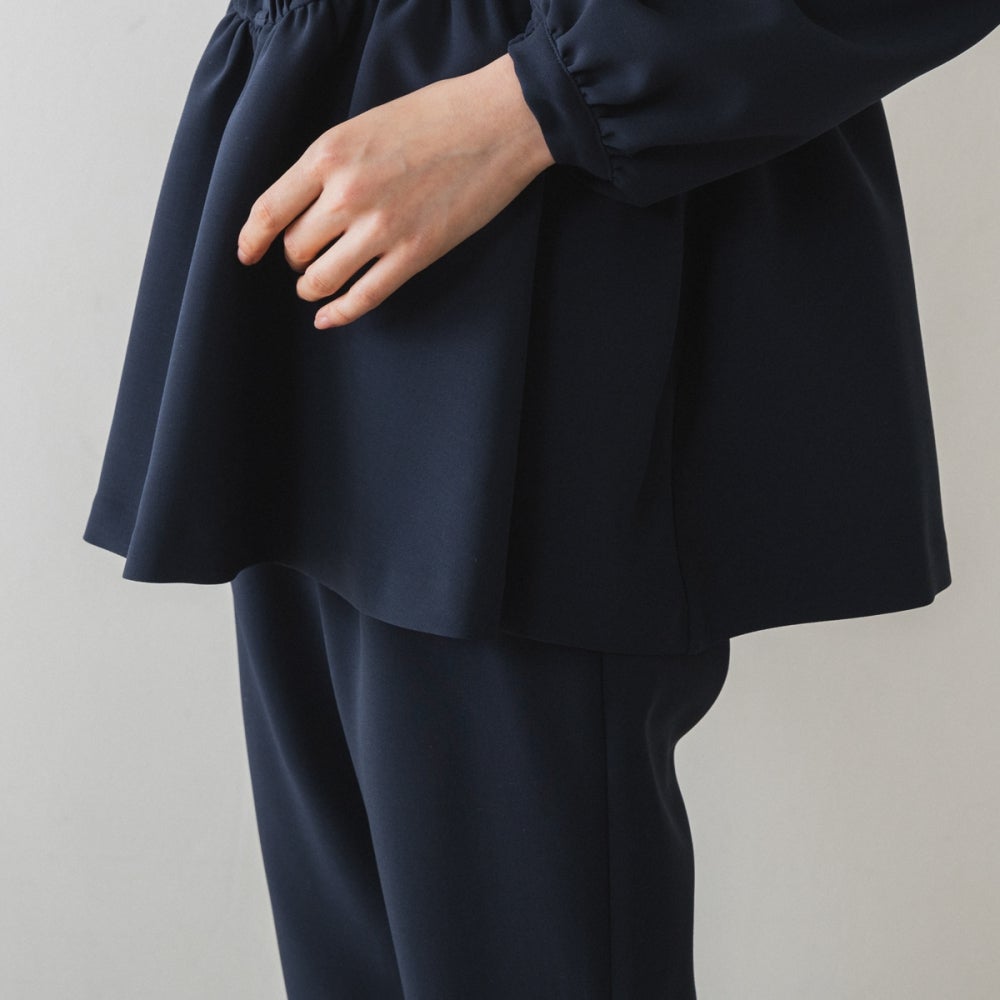 新品⭐︎yori 2023SP ティアードストレッチブラウス 38 ネイビー 二子玉) yori ヨリ ティアードストレッチブラウス 定価26,400円 YR21